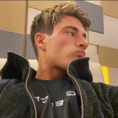 aq_t12's profile picture. ما اشبه احد