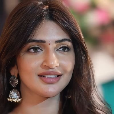 Real name is Leela,Anthaku minchi adigitey Debbalu padatay ....Debbalu padatay baga