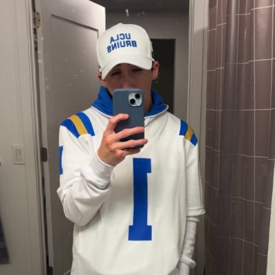 KeysTristan's profile picture. hello there!  nothing like a Star Wars nerd who likes Hockey and football