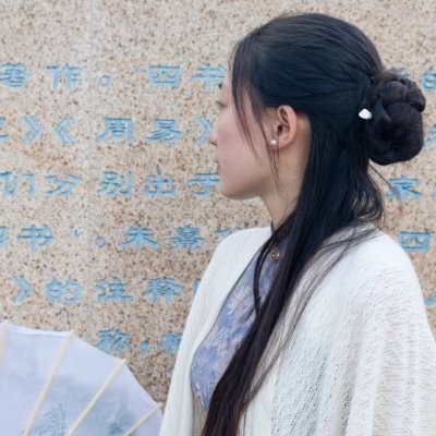 csduoduo668's profile picture. 95后足交老师，我的绝招会让你性快感爆裂的哦💥
每天分享我的绝招技巧，无🚪欣赏！关注有福利💦
我的足尖轻触你的心弦，每一次温柔的交缠，都是时光在低吟情话。赤足踏过岁月的柔软，这一刻，心跳与呼吸，悄然交融。