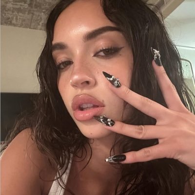 orbitifa's profile picture. big fan of superhero girls and the vampire claudia