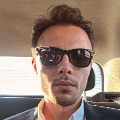 Asıl alanım ekonomi ama kendimi bildim bileli müzikle uğraşıyorum..