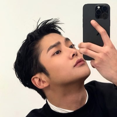 Bu hesapta bolca Rowoon bulunmaktadır 🫠 Aksiyon dolu bir dizi izlemek isteyen herkesi 26 Eylül de The Murky Stream’e beklerim 💯 ROMING (로밍) 💛