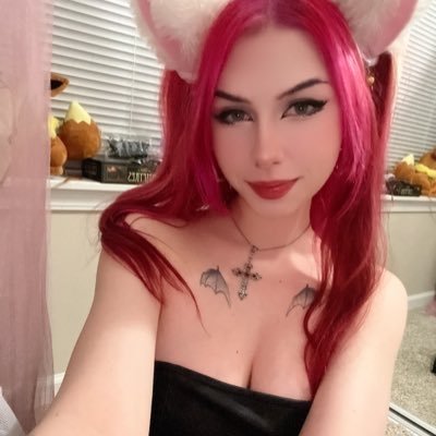 2cutelilith's profile picture. 🖤vampire 🖤 obsessed with fashion and anime