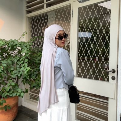 The First Daugh | a Business Owner | Outfit enthusiast | Loves Cat, Museum, Movies, K-dramas, Orchestra and Kpop
