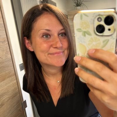 CM op @proximusgroup en @proximus 💜💻 Het is Krystina met een Y!🔥 Eet pasta met een vork 🍝 Neemt al eens een liftselfie 🤳