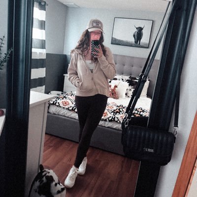 KHughes__'s profile picture. ✝️☕️🎧📖