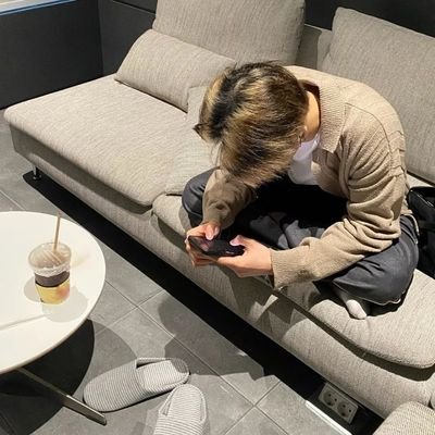 𝐁𝐘 https://t.co/XgESaFE6fO ࿐ Coffee fuels my daily grind. Navigating the ups and downs of city life with humor and heart.