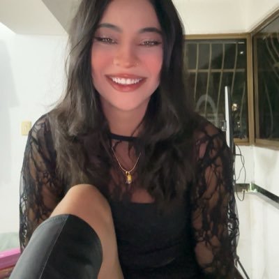 Hasta la lluvia que viene del cielo termina en mis pies 💅 | 🎀