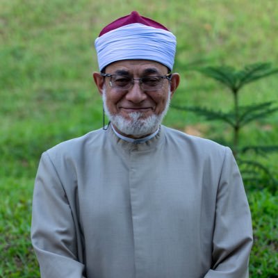 أستاذ الحديث بجامعة الأزهر ورئيس لجنة مراجعة المصحف وشيخ عموم مقارئ الديار المصرية سابقاً.