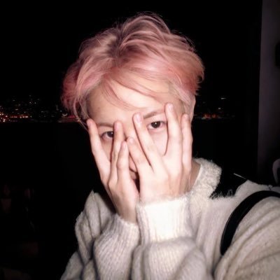 hongrades's profile picture. ♥︎ acadêmica de farmácia (4/10), bolsista em laboratório e as vezes eu finjo que estudo coreano | 19 anos