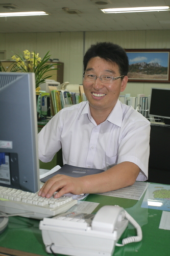 공직 23년 + 기업 10년의 경험을 바탕으로 은퇴 후의 경제적 자유를 연구합니다. 주식·경매 실전 투자 정보, 은퇴자 맞춤형 자산 관리, 세상을 보는 눈(정치/경제), ​은퇴자와 퇴직 예정자 여러분의든든한 길잡이가 되겠습니다. 많은 관심과 격려 부탁드립니다.
