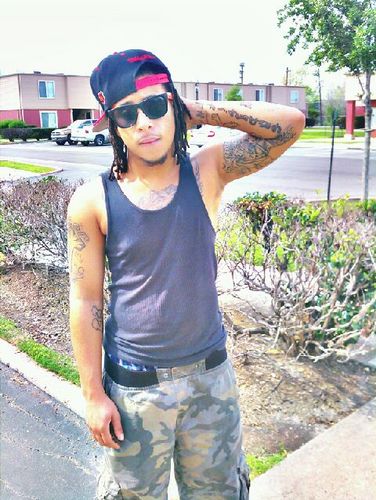 i tat, i cut hair.. im a hustlerr! fuck you pay me is the motto. always put God first!