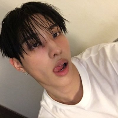 idboytude's profile picture. hashtag dark mode