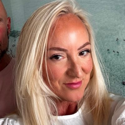 Valshox's profile picture. Summer lovin Weegie. People really do make Glasgow 💖☀️ *all views are my cat’s . No DMs from men! (even if I follow back!) Married