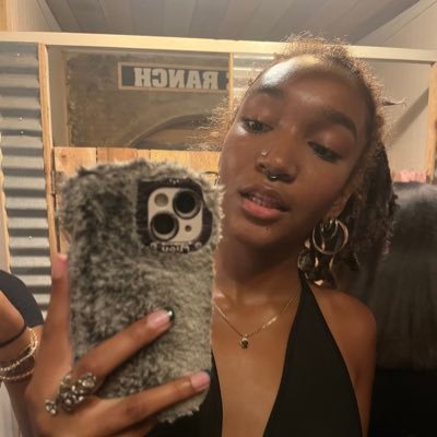 girlinanguish's profile picture. 20 | elohim elyon