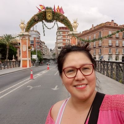 🇵🇪❤️Mi vida a tope y sin remordimientos. 
🇪🇦⛑️Cruz Roja. 
Carrera:Periodista.
🌎Actividades: Ambientalista, viajera, negocios.