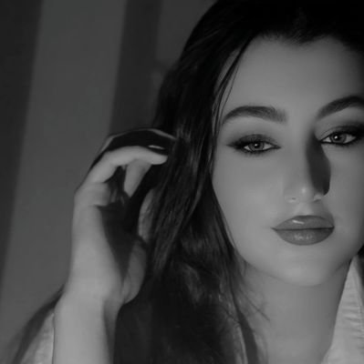 icebiti's profile picture. یک عدد غم هستم در قالب انسان!