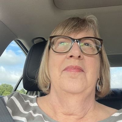 Julieleach58031's profile picture. 