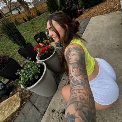 🥰🌹I'm the queen of my own world, and I slay and Don’t be a queen waiting for a king; be a queen busy with her kingdom until her king arrives 👅 ⌚️💐