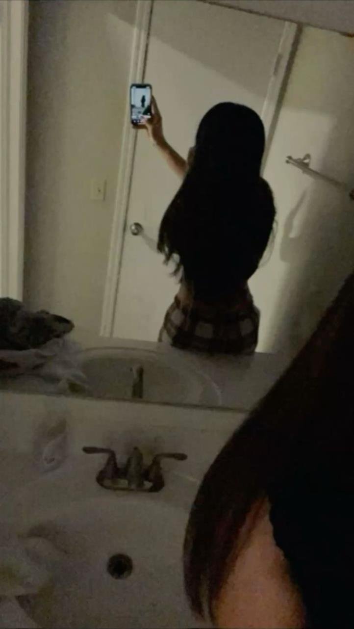 Maria_Ch_vez's profile picture. This is simply a side page... Please support my main page @GiaaSummer