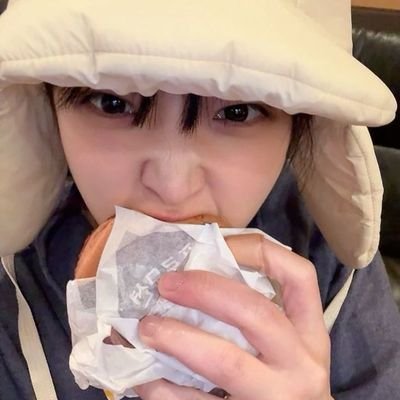 HellenaBit28142's profile picture. ────ㅤ 12月ㅤ♡︎ㅤ𝗍𝗎,ㅤ𝗇𝖺𝗈𝗌𝗎.
e por minh' alma, uma vez inane, hoje 𝗳𝗹𝗼𝗿𝗲𝘀𝗰𝗲. entre lírios e 𝘀𝗲𝗻𝘁𝗶𝗺𝗲𝗻𝘁𝗼𝘀, repletos de ti.  ♡