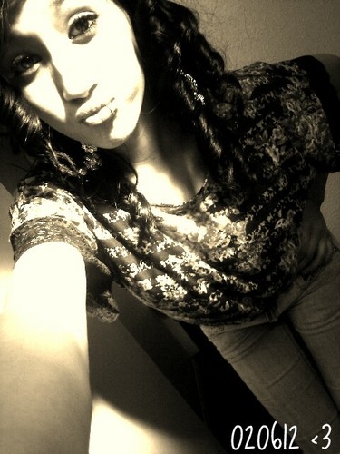 uh back tf off she 's MINE [; no jk beyond amazing , NO words can explain huuur . beautiful & gaaw - ges . #single -jaay ♥