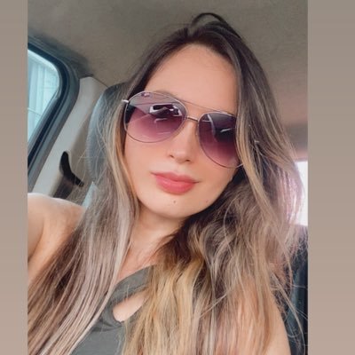 Amo la playa, los desayunos y bailar sin ningún motivo… simplemente soy yo, con lo bueno y lo malo.
