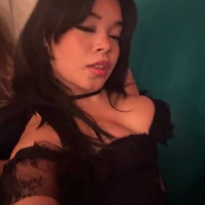 iconiccharms's profile picture. *•.¸♡ im spoiled ♡¸.•* I’m a kinky girl who loves money 21+ $charmsmilks