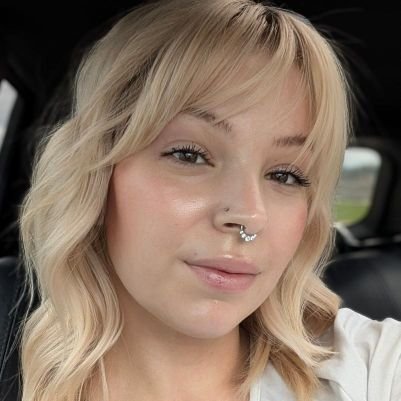 Azezra146312's profile picture. ♥️she/her🏳️‍🌈polyam bisexual💜twitch varietystreamer🩵@lightstream partner💛hairstylist & mua🧡chronic shitposter