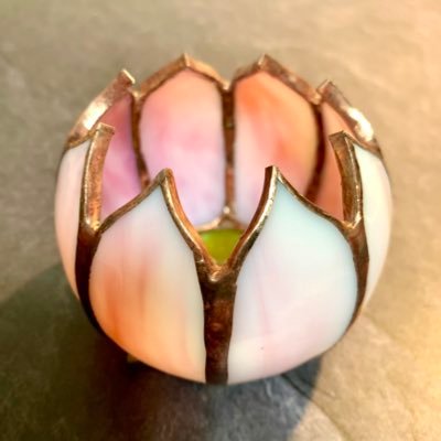 Ravenna_glass's profile picture. 〜光に美しい色を纏うガラスの世界で心が癒される〜 🫧🫧ガラス制作歴14年 教室やイタリア短期留学の経験を活かし、ステンドグラスやフュージング技法で小物やアクセサリー等制作します 🫧 ガラスの魅力を伝えたい