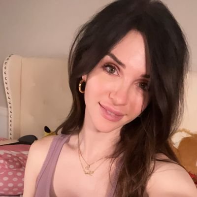 I'm Ann Bee 🐝  proudly Trans 🏳️‍⚧️ FaceTime 😊 Dropbox 🎁 available for Hookup 👌
sharing my journey to empower yours✨️Living my Truth/