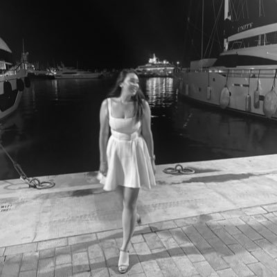 Düpedüz, kendime denk hiç kimse görmemek gibi üstün bir nedenle, kendimi herkes karşısında özgür hissediyorum.