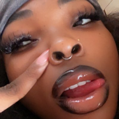 exoticdebs's profile picture. A spell you wander into, willingly. ✨