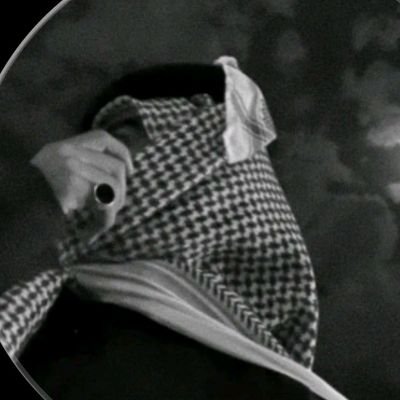 لايهمني لفت انتباه احد
أنا حضوري فارق عن الغير
فوق السحاب هناك أعلن مكاني