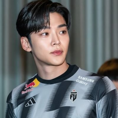 ☆୭🧷✧˚. ᵎᵎ 🎀
sayısız yıldız arasında; kaybolan bir yıldız var,
☾⋆⁺₊🎧 @THEROADTOSF9