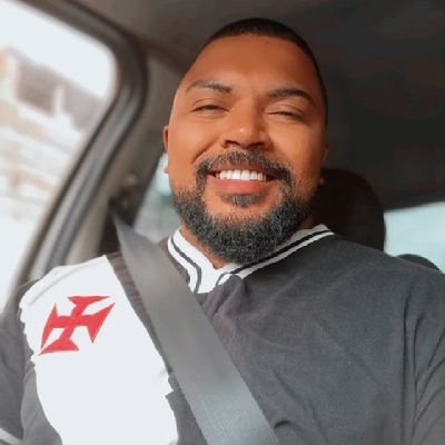 Vascaíno, comunista, amante das artes, amante do Direito e boêmio nas horas vagas!