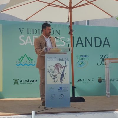 Graduado en derecho. Técnico en administración y finanzas. Actualmente en excedencia. Presidente de la Mancomunidad de Municipios de la Comarca de la Janda.