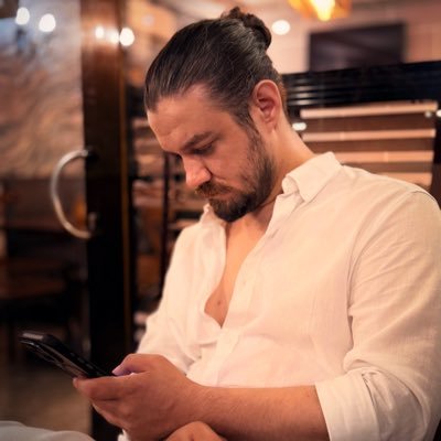 srekassonns's profile picture. Gazeteci/Kameraman ✍️🏻📰 🗞️      🎥📸 Journalist/Cameraman 💛Fenerbahçe💙      
               🇹🇷𐱅𐰇𐰼𐰜🇹🇷 Fortis Fortuna Adiuvat