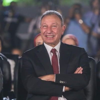 خُذِ الحَيَاةَ كما جاءتْكَ مبتسمًا
في كفِّها الغارُ أَو في كفِّها العَدَمُ،
وارقصْ على الوردِ والأَشواكِ متَّئِدًا،
غنَّتْ لكَ الطَّيرُ أَو غنَّتْ لكَ الرُّجُم