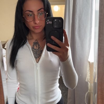 x_livthomas's profile picture. ✨ 5’4” ♑️       26🏴󠁧󠁢󠁷󠁬󠁳󠁿✨