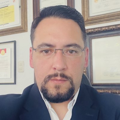 Ab, padre de 2 hermosos hijos y esposo de una extraordinaria mujer. Me apasiona la política, el derecho y las carreras de autos.