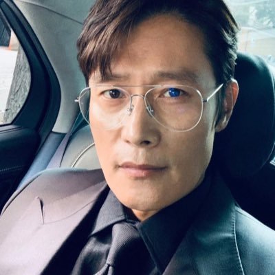 veindeep's profile picture. 22, he/him. PhD in Hwang In-ho studies, supervised by Lee Byung-hun 🩷🔞 Proshippers DNI.