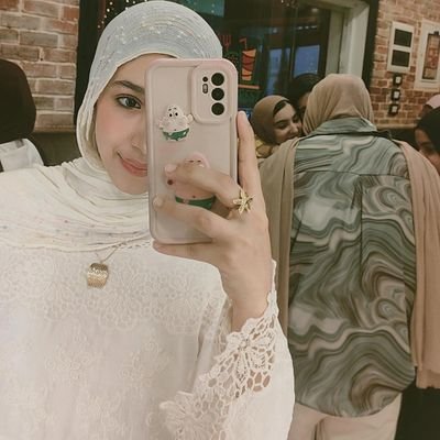 أسيِرِ ولَستُ أعلَمُ أيِن أمضي
غرَيب الدارِ قد ضَيعتُ بعضِي.