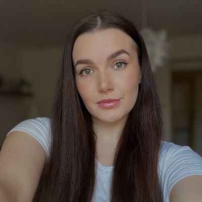 karolin3e3's profile picture. just a simple lady