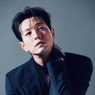 야한 미소를 가진 성숙한 배우.