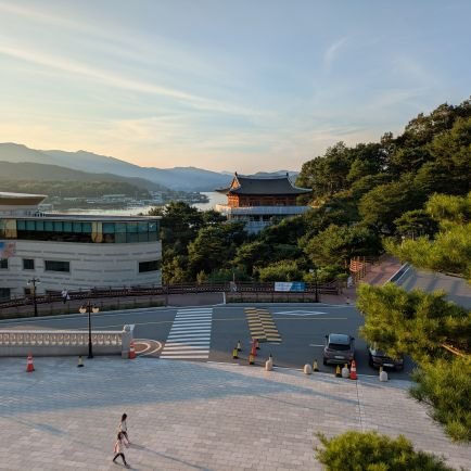 suzume0216a's profile picture. 私を大切にしてくれる素敵な主人と今は2人暮らし、時々逞しく美しく育った孫達と食事が楽しみです。小学生の時読んだシュヴァイツァー博士に感動し、人類一家族の夢を抱いてきました。悲しい事件が多過ぎて辛い世の中ですが必ず神様がおられるならこの夢は成就されると信じて行こうと思います。宜しくお願いします。