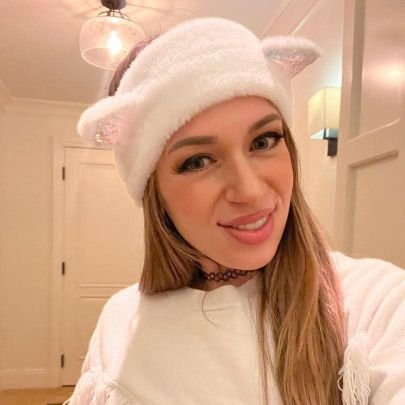 ElenaDawson09's profile picture. Unattached & ready for the right connection🥰