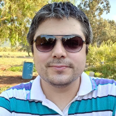 Aquí hablo de deportes, política y actualidad. Me gusta ver series, y no tolero los lugares repletos de gente