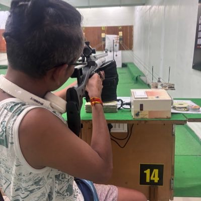 BipolarDis39051's profile picture. Either Zero or Hundred उसके बीच का कुछ समझ नहीं आता 😬